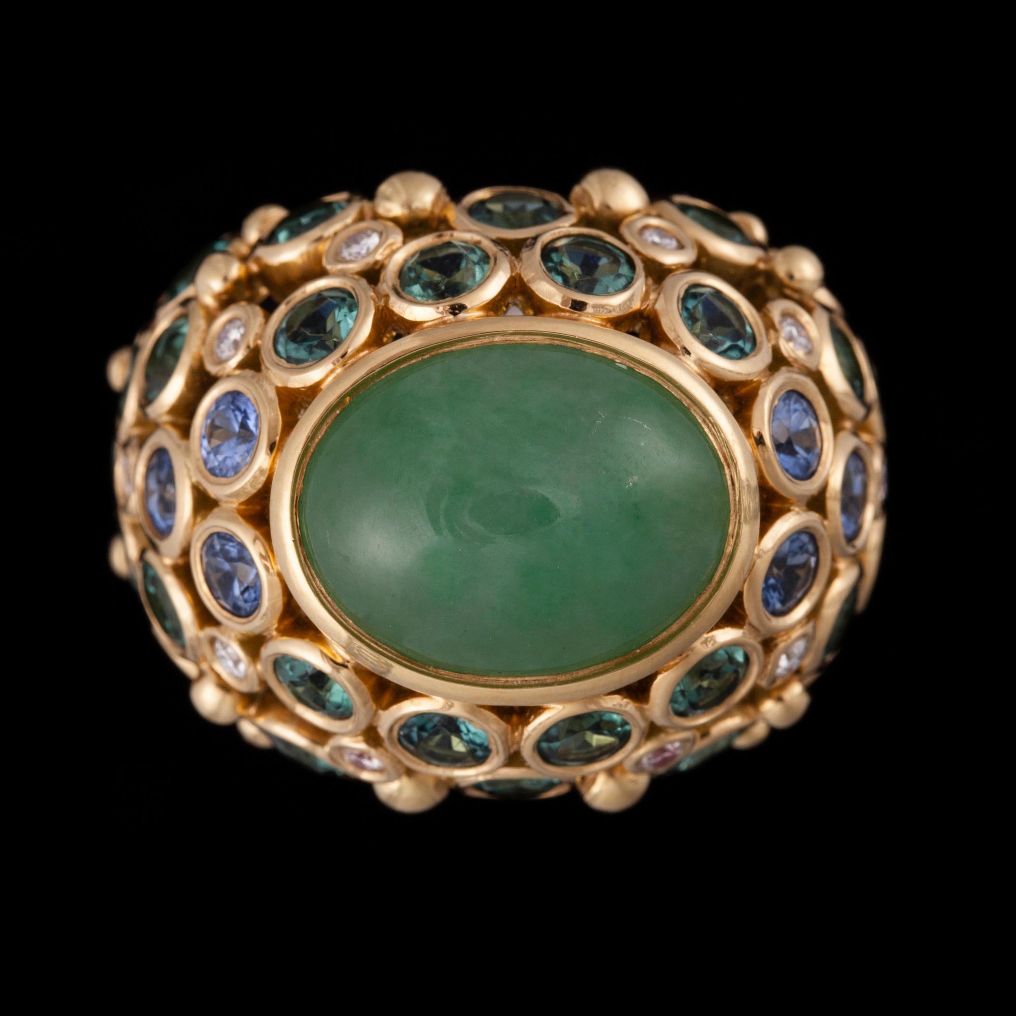 RING, 18K guld, cabochonslipad jadeit ca 8 ct, safirer, diamanter. Temple St. Claire, USA. Vikt 18,4 g.