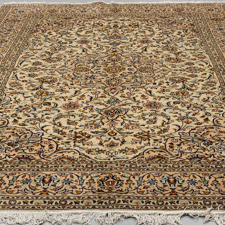 A CARPET, Kahan, ca 343 x 238 cm.