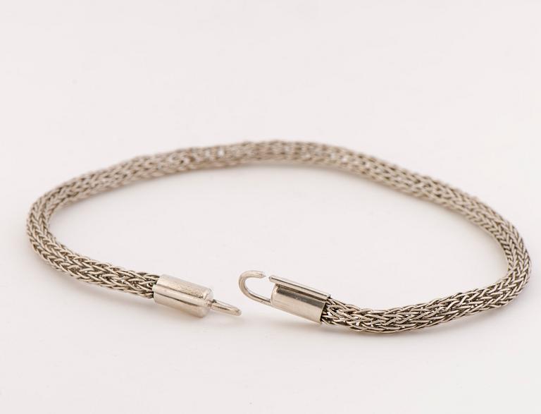 A NECKLACE and BRACELET, silver. Aurum, Porvoo 1989.