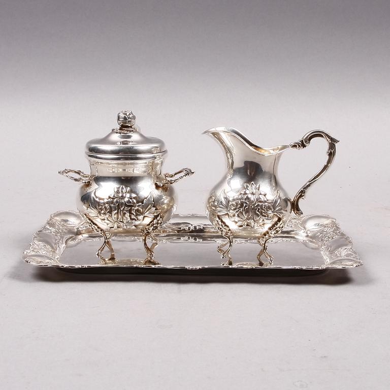 SOCKERSKÅL, GRÄDDKANNA SAMT BRICKA, silver. Rokokostil. Tyskland resp GEWE, 1900-talets senare del.