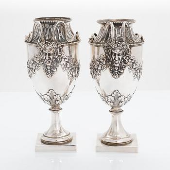 Vaser, ett par, silver, empirstil, fantasistämplar, 1900-talets första kvartal.