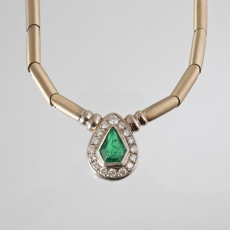 COLLIER, 18K guld och vitguld med briljantslipade diamanter samt fasettslipad smaragd. Vikt 33,9 gram.