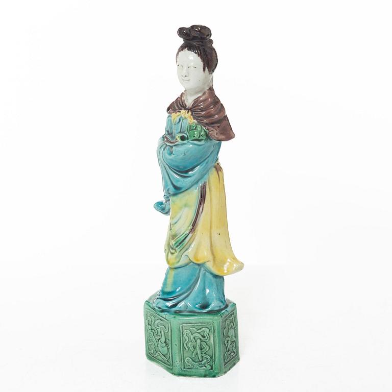 A Chinese porcelain figure of an elegant lady, 20th century.