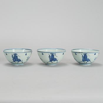 A set of three blue and white bowls, Tianqi/Chongzhen, 17th Century.