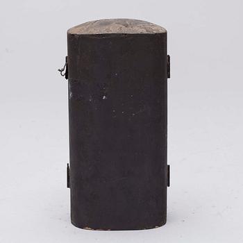 ZUSHI, trä och metall, Japan, 1900-talets början.