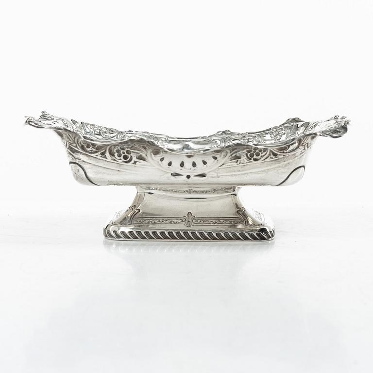An English silver bowl, mark of John Round & Son Ltd, Sheffield, 1897.