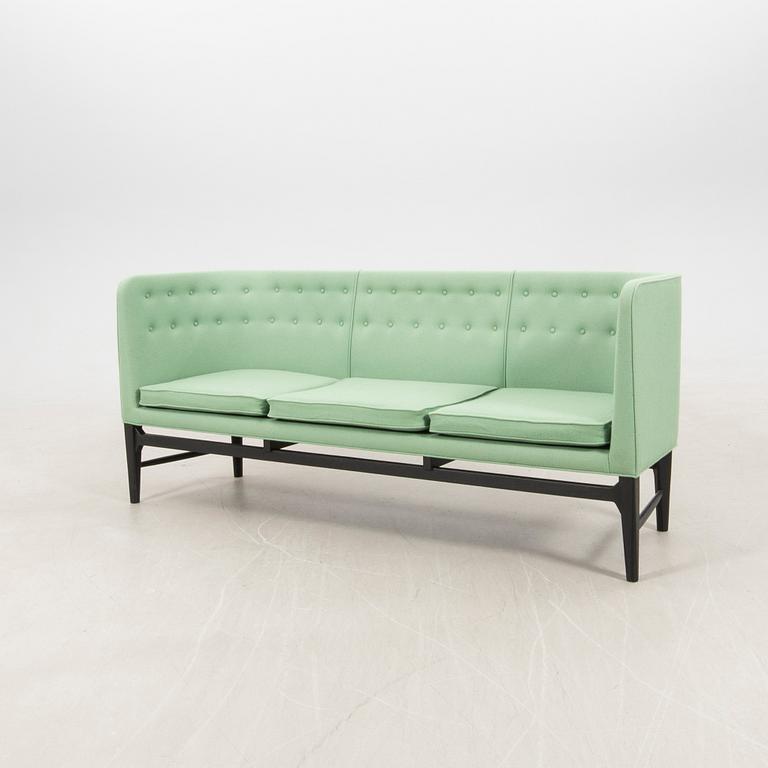 Arne Jacobsen & Fleming Lassen, sofa, "Mayor AJ5" &Tradition Denmark 21st century.