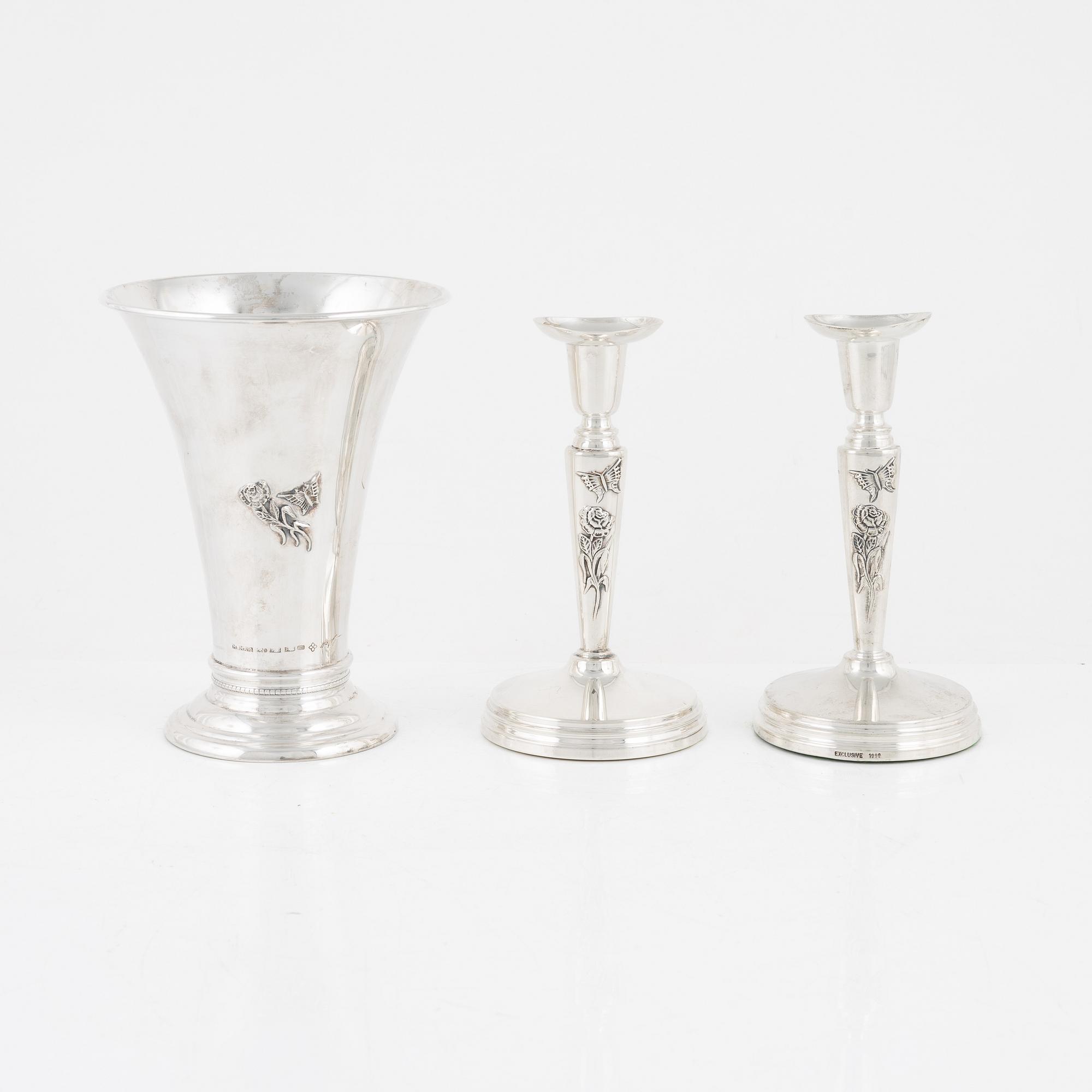 Vas samt ljusstakar, ett par, silver, Meya Lerible, Mema, fyrklövern, 1990/2000-tal.