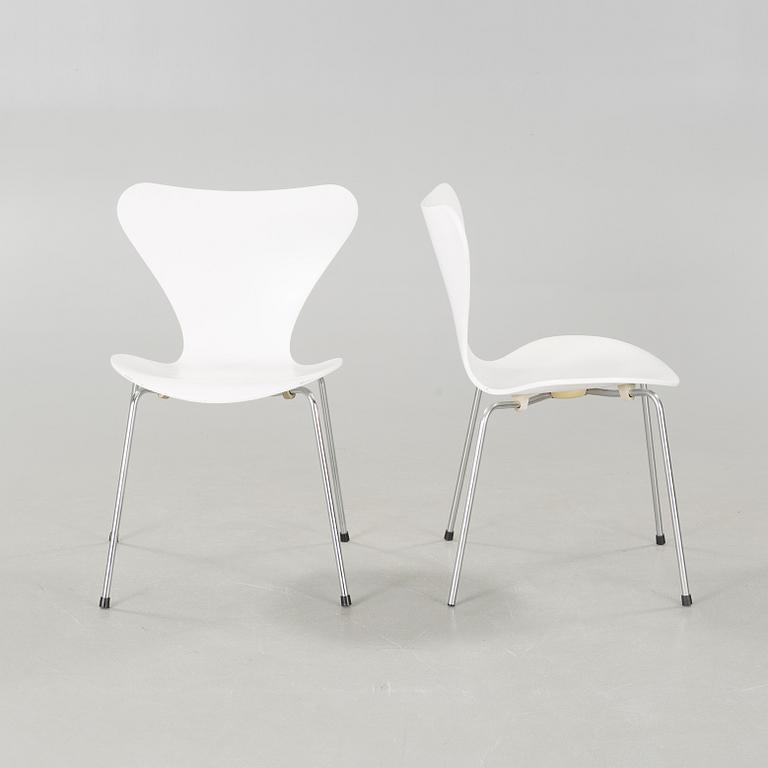 A pair of "Sjuan" chairs by Arne Jacobsen for Fritz Hansen, dated 1987.