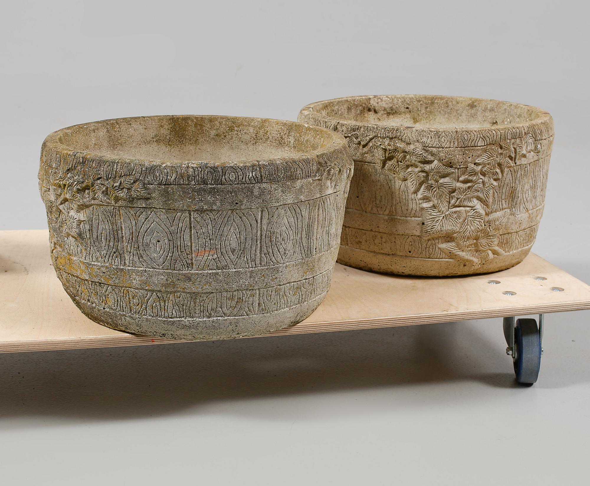 TRÅDGÅRDSURNOR, ett par, 1900/2000-tal.