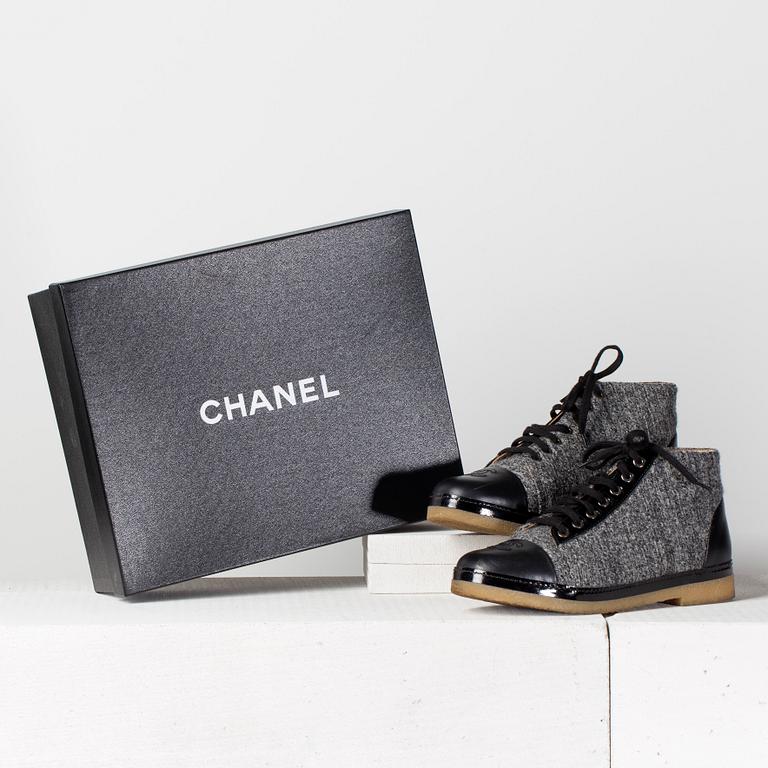 SKOR, Chanel.