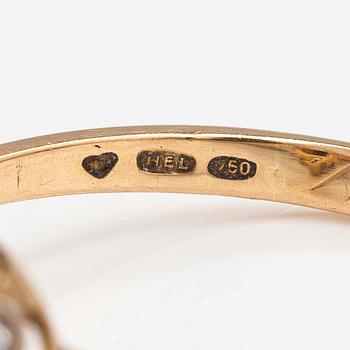 An 18K gold ring with a sapphire and diamonds ca. 0.24 ct in total.
