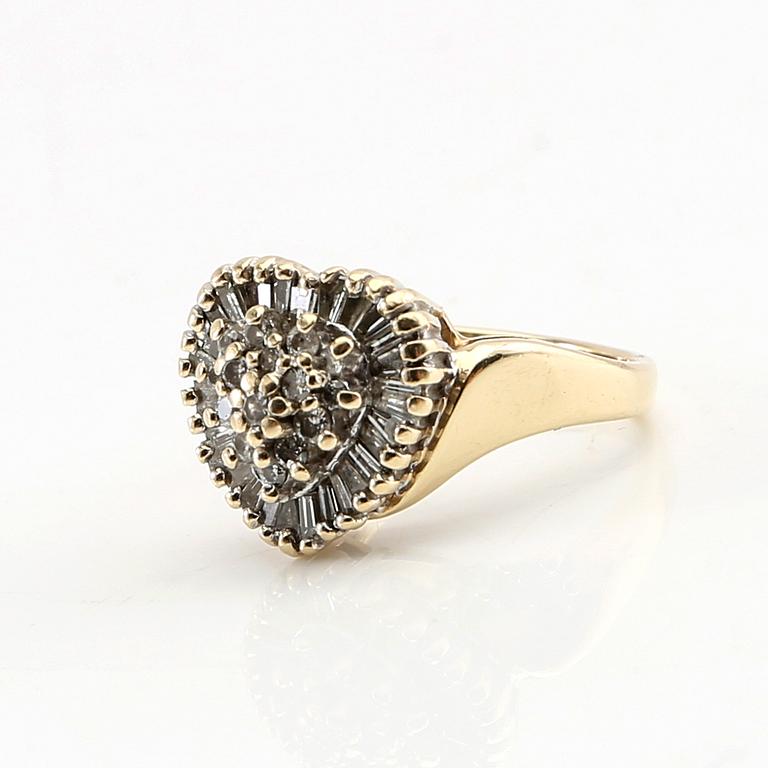 Ring in 14K gold with round brilliant-cut and baguette-cut diamonds.