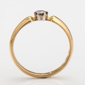 An 18K gold ring with a ca. 0.10 ct diamond. Finland 2000.