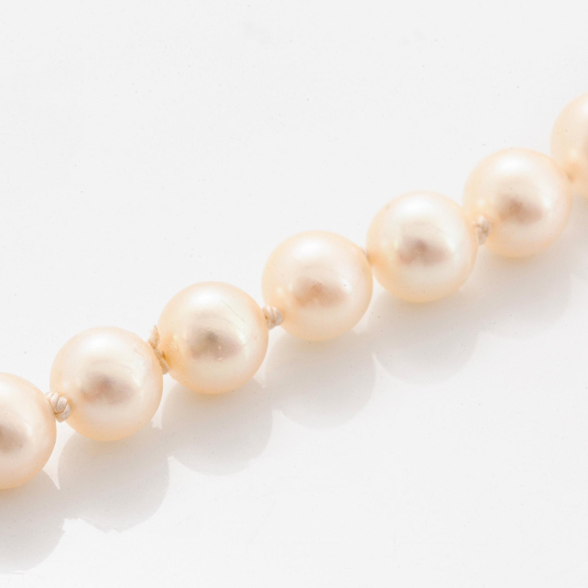 Collier odlade pärlor med rosettformat lås 18K guld med runda briljantslipade diamanter.