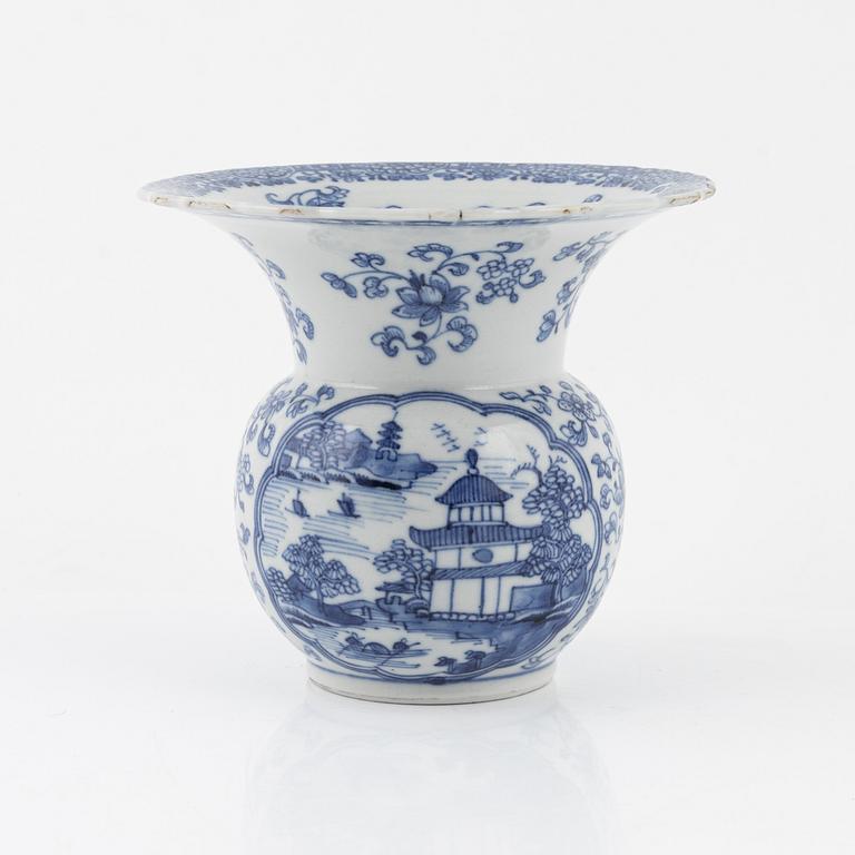 A Chinese blue and white Zhadou vase, porcelain, Qing dynasty, Qianlong (1736-95).