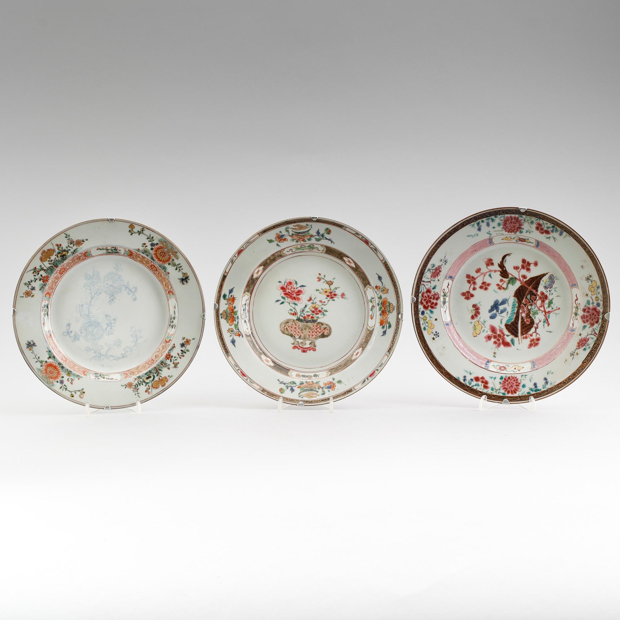TALLRIKAR, 3 st snarlika, porslin, Kina, Qianlong 1736-1795.