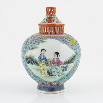 A Chinese jar with cover, 20th Century.