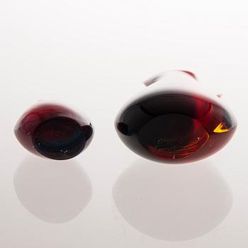 KONSTGLAS, 2 st, Murano, ena signerad Luigi Onesto, etikettmärkt Vetreria Artistica Oball. 1900-talets senare hälft.