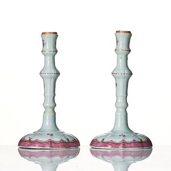 Ljusstakar, ett par, kompaniporslin. Qingdynastin, Qianlong (1736-95).