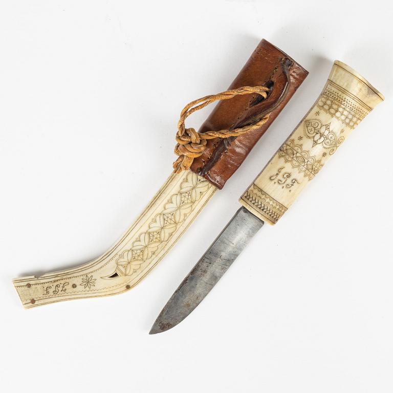 A reindeer horn knife by Jon Pålsson Fankki, signed and dated 1909.