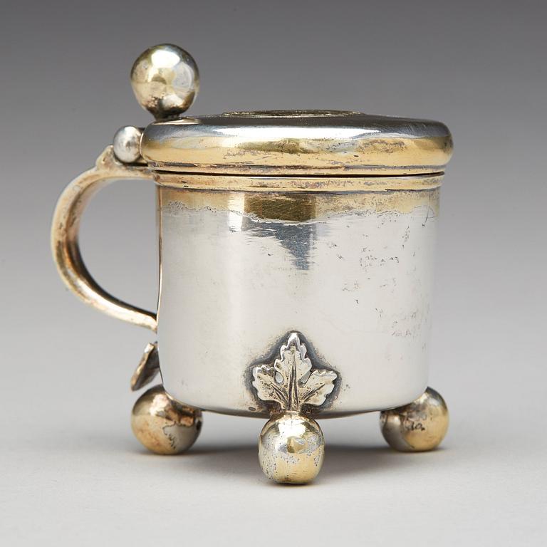 Johan Lorenz Starin, miniatyrdryckeskanna, silver, Stockhom 1742. Senbarock.