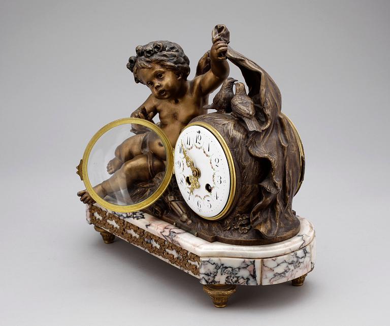 BORDSPENDYL, marmor och mässing, Louis XVI-stil, "Charmeur" av Francois Moreau, Frankrike, omkring 1900.