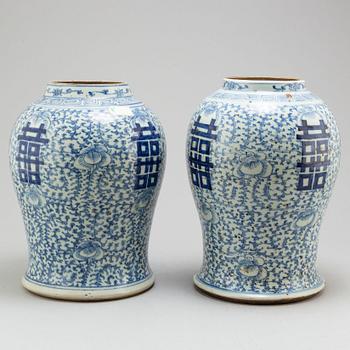 GOLVURNOR, två stycken, porslin. Kina, 1900-tal.