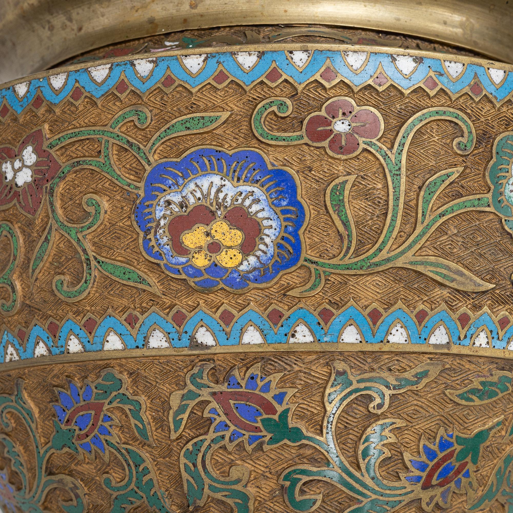 Ytterfoder med piedestal, cloisonné på mässing, Kina, omkring 1900.
