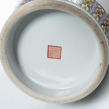 Golvvaser, ett par, porslin, Kina 1900-talets senare del.