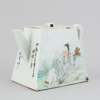 A Chinese qianjiang enameled porcelain teapot with cover, Republic.