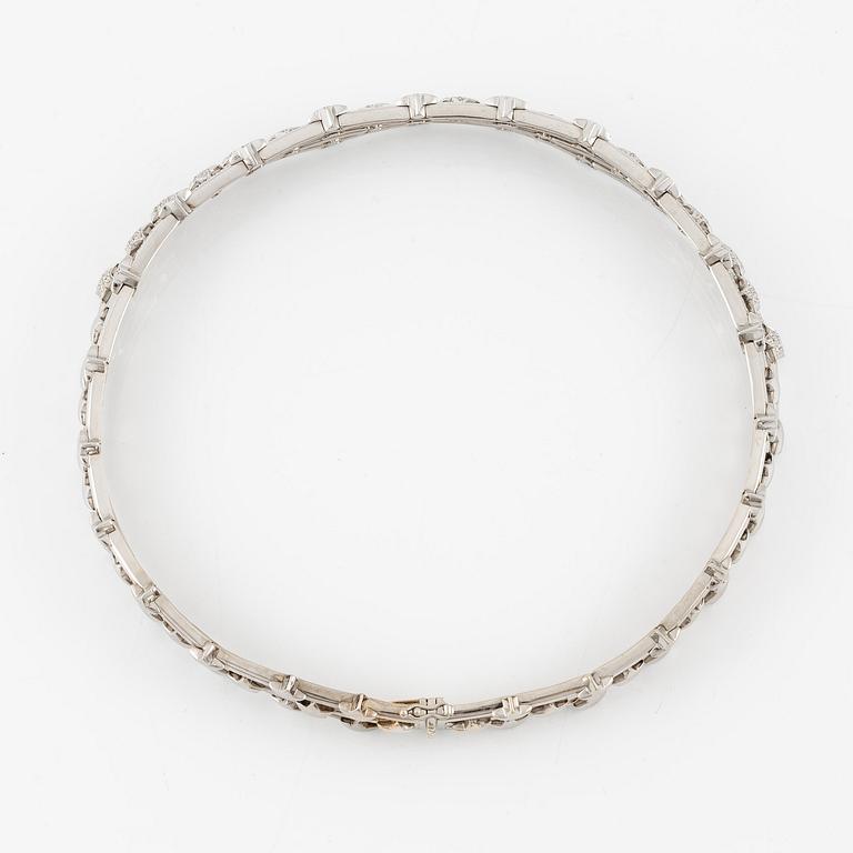 An 18K white gold necklace with round brilliant-cut diamonds.