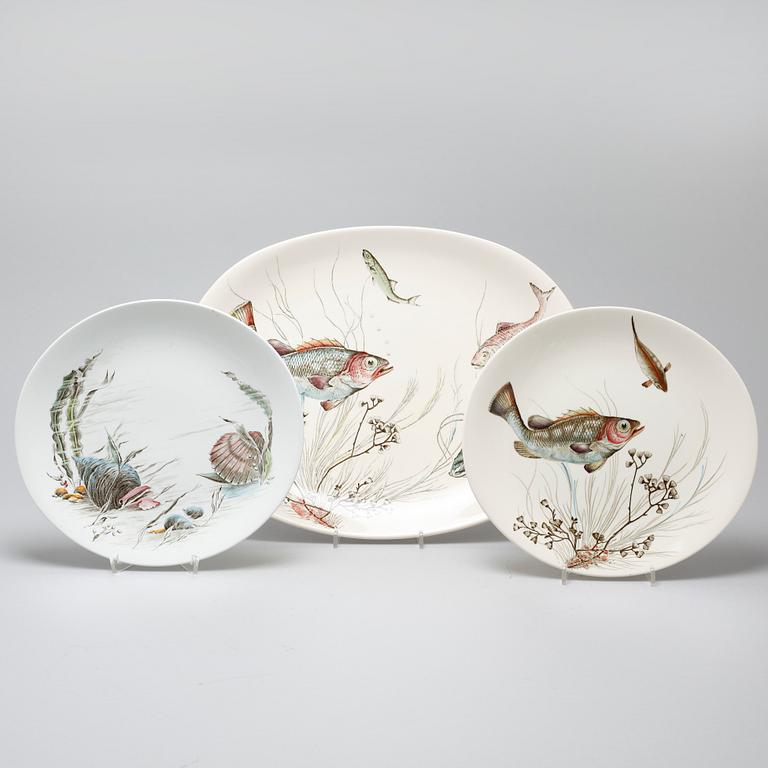 17 pieces of eartheware tableware from Johnson Bros, England, second half of the 20th century.