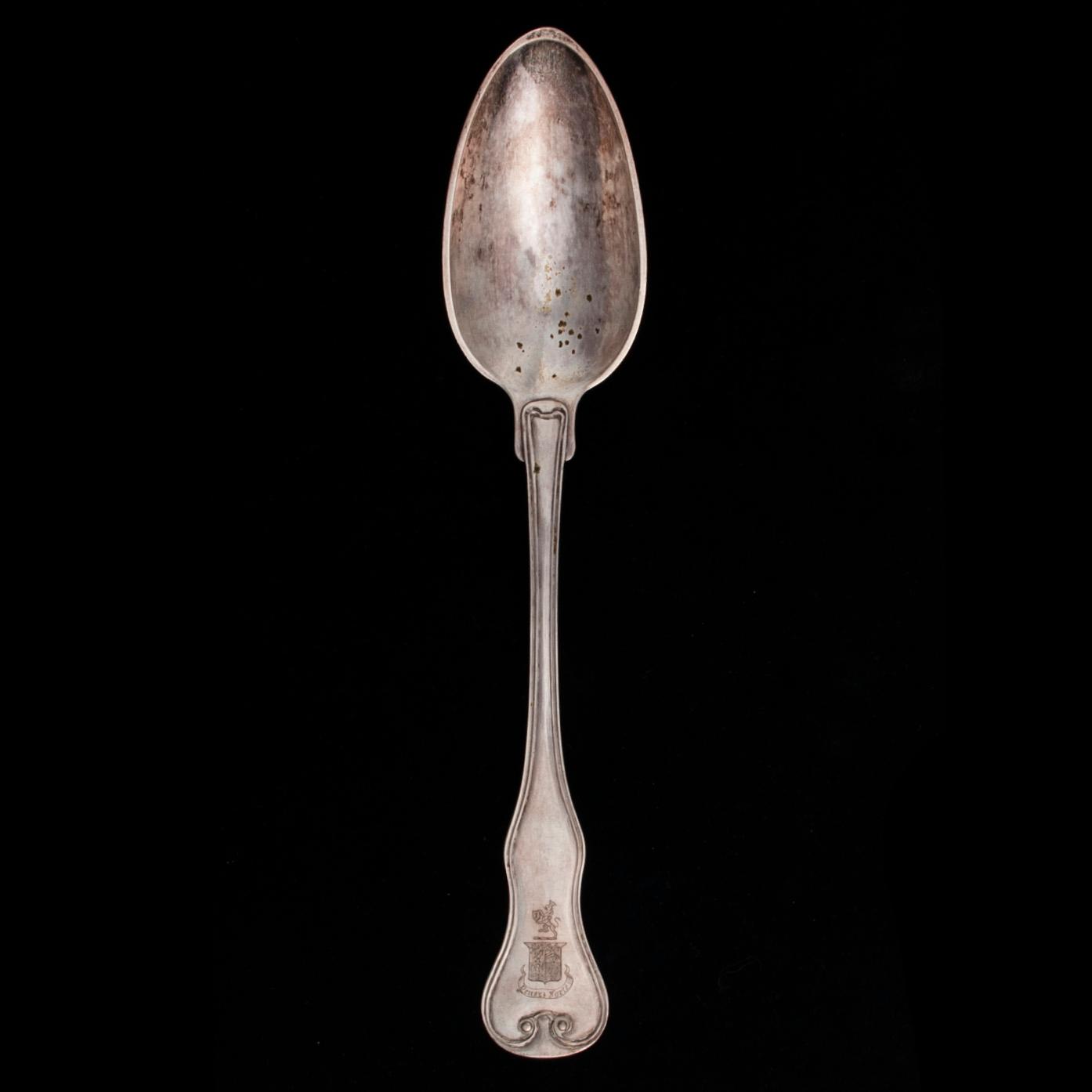 ATERIMIA, 26 osaa, hopeaa, veitsissä metalliterät, todenn. vuosisadanvaihde 1800/1900. Yht. paino 1919 g.