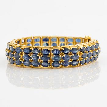 Bracelet 18K gold three rows of oval faceted sapphires.