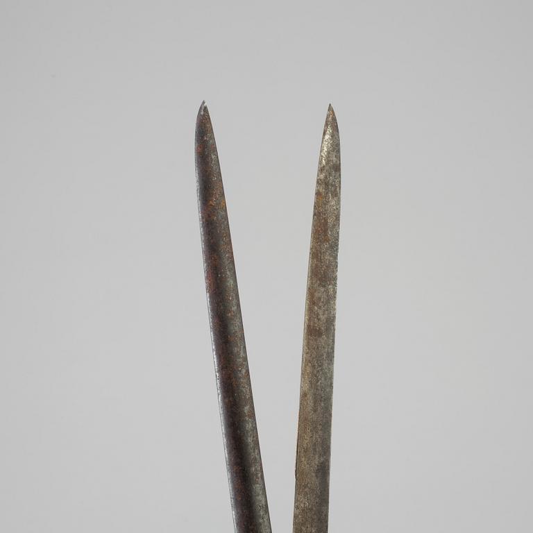 AN 18TH CENTURY CAST IRON PAIR OF SCISSORS.