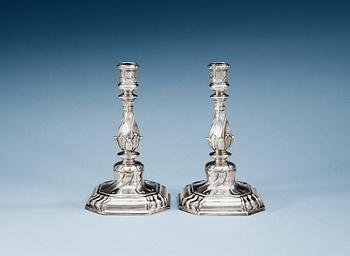 718. A pair of German 18th century silver candlesticks, makers mark of Johan Friedrich Tihm d.ä., Stettin (1728-1785).