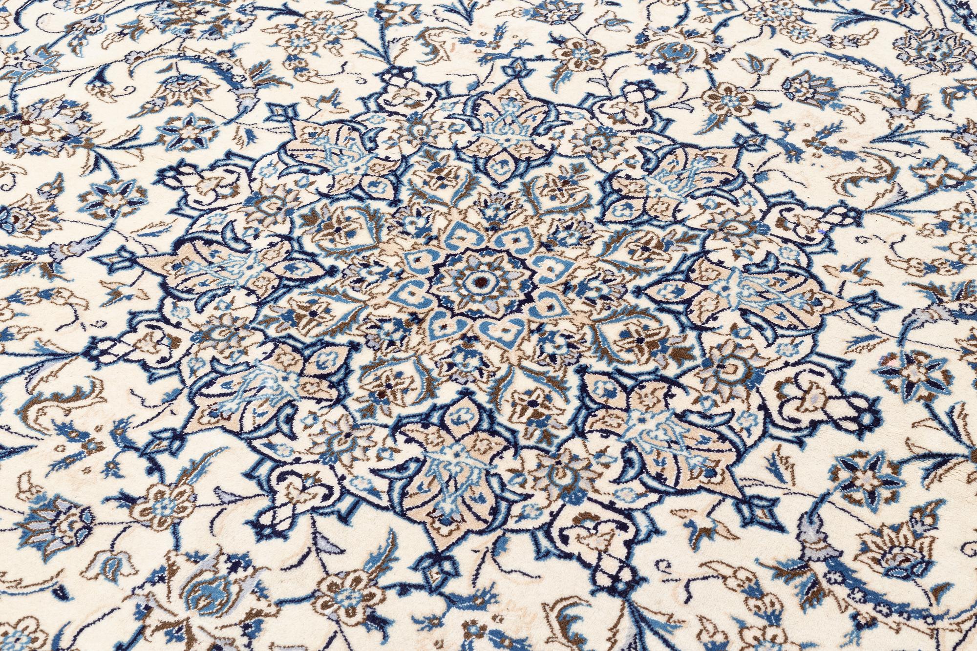 Matta, Nain, ca 294 x 283 cm.