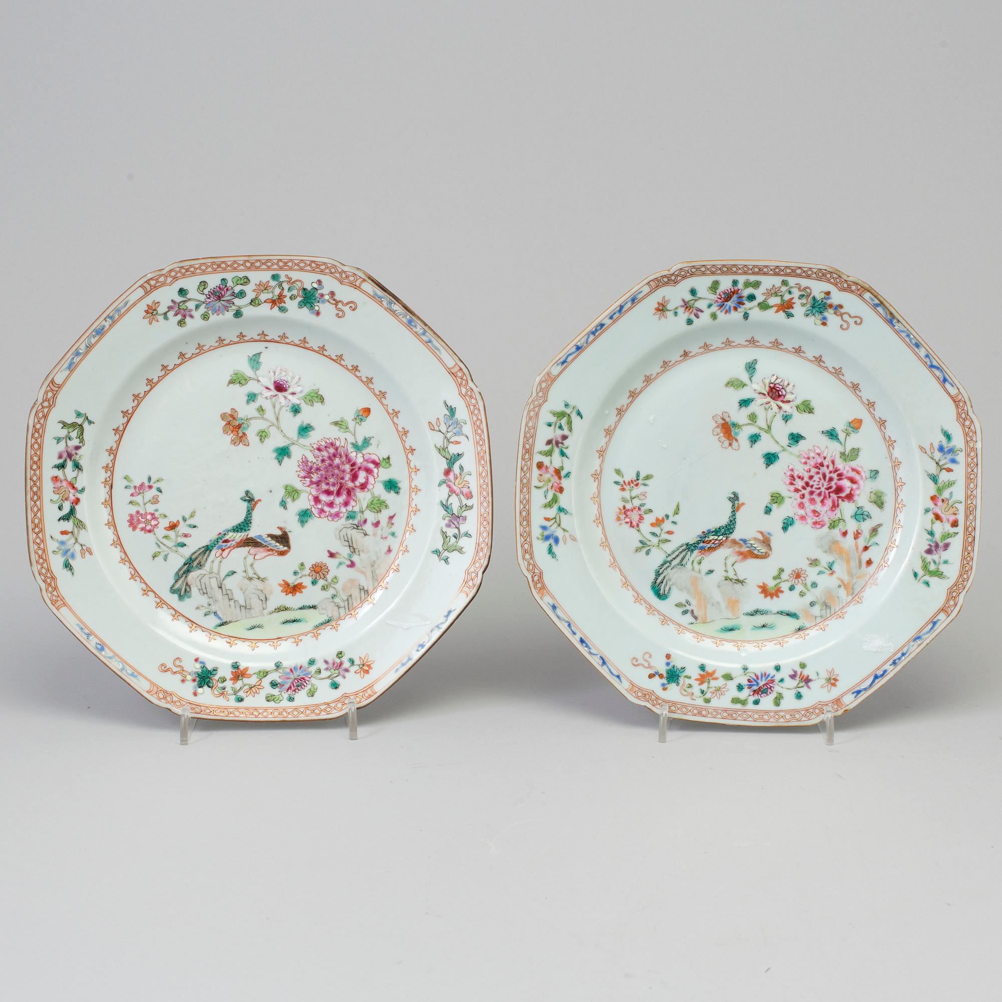 TALLRIKAR, ett par, kompaniporslin. Qingdynastin, Qianlong (1736-95).