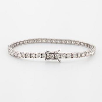 A brilliant cut diamond bracelet.