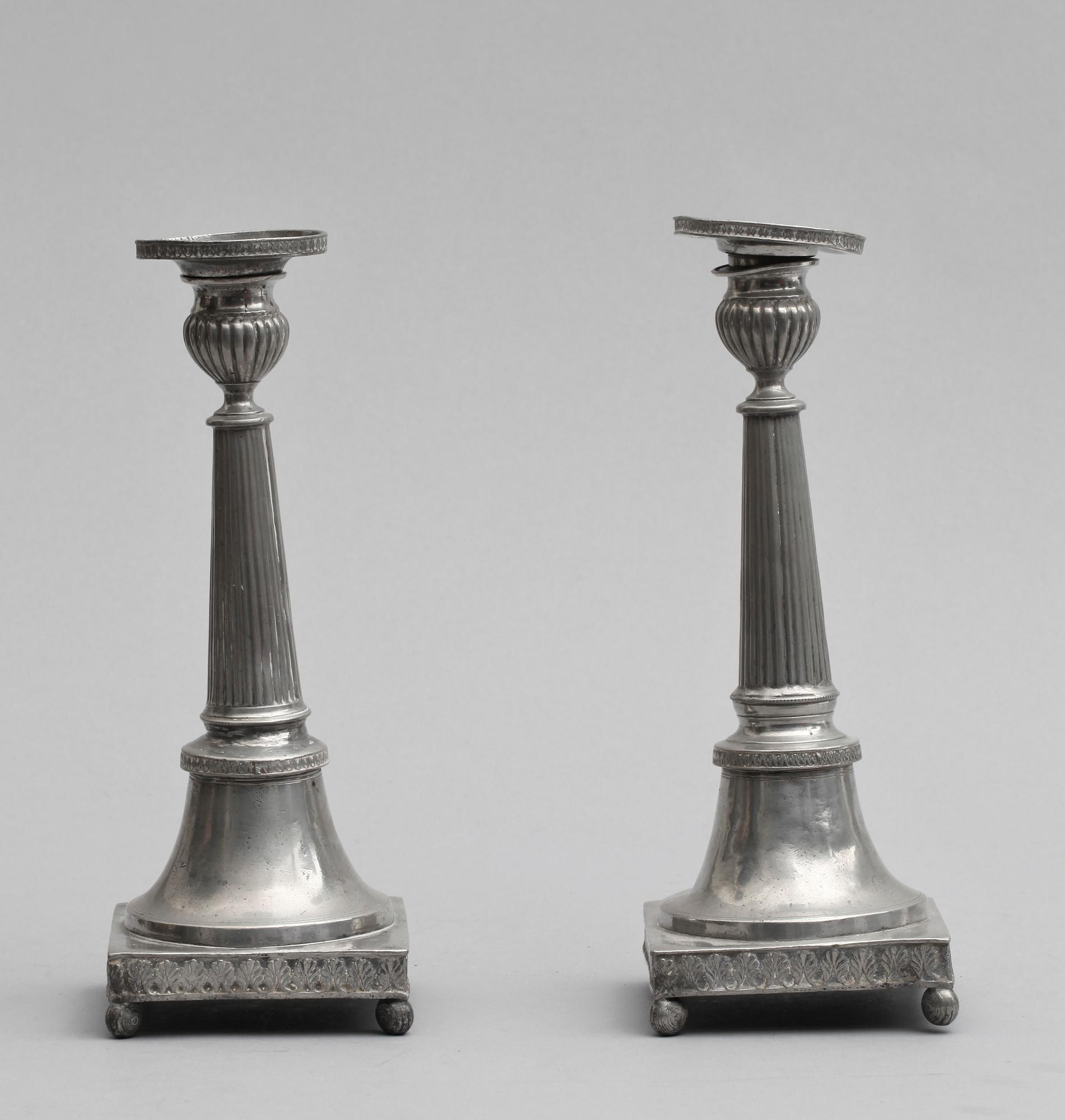 LJUSSTAKAR, ett par, tenn, Sven Berglund, Malmö, 1827.