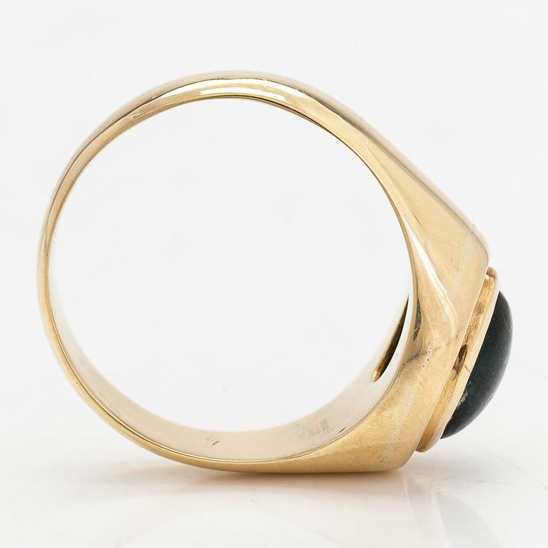 Ring, ca 17K guld och en oval cabochonslipad turmalin.