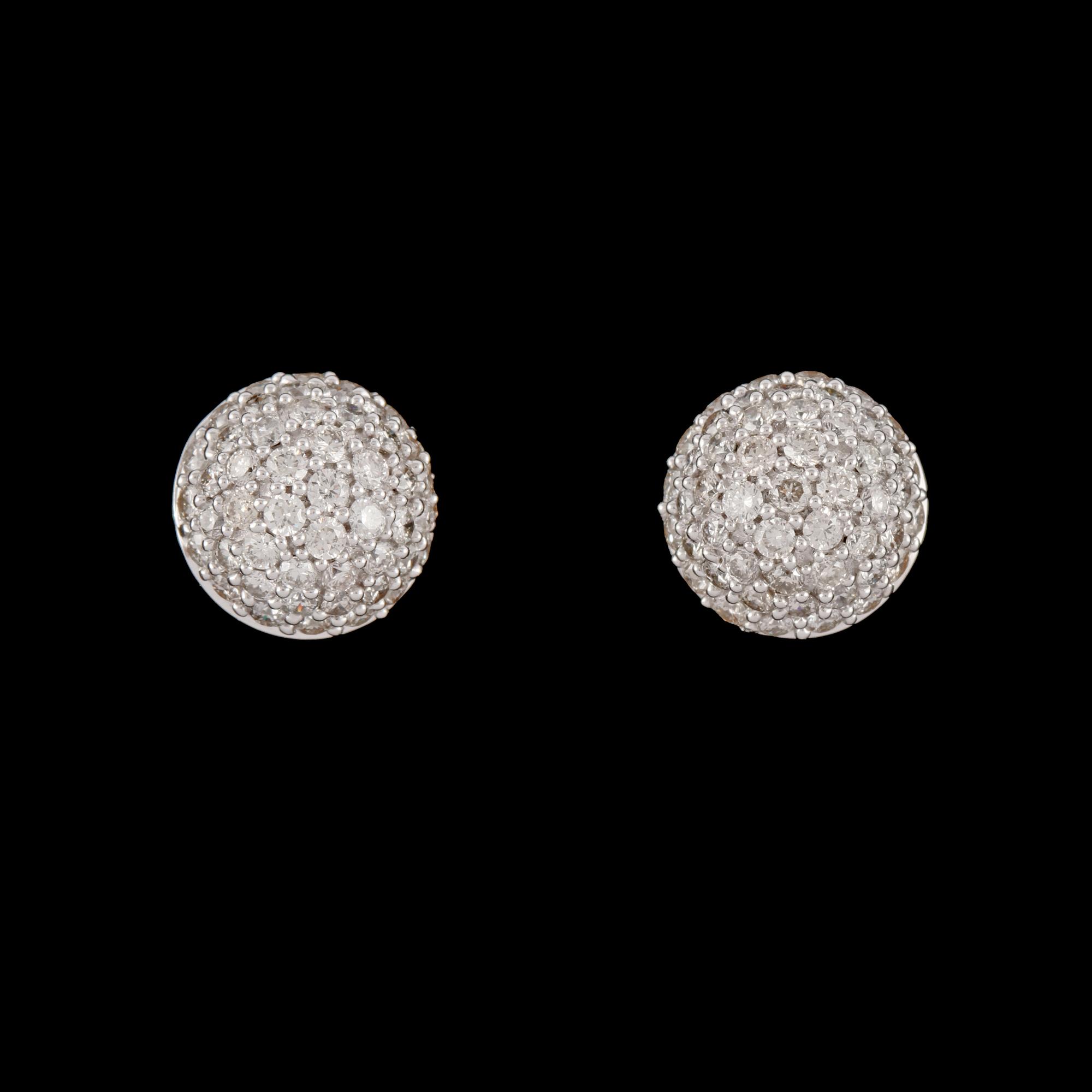 ÖRHÄNGEN, ett par, 18k vitguld med 102 briljantslipade diamanter, totalt ca 0.94 ct. Vikt 3 g.