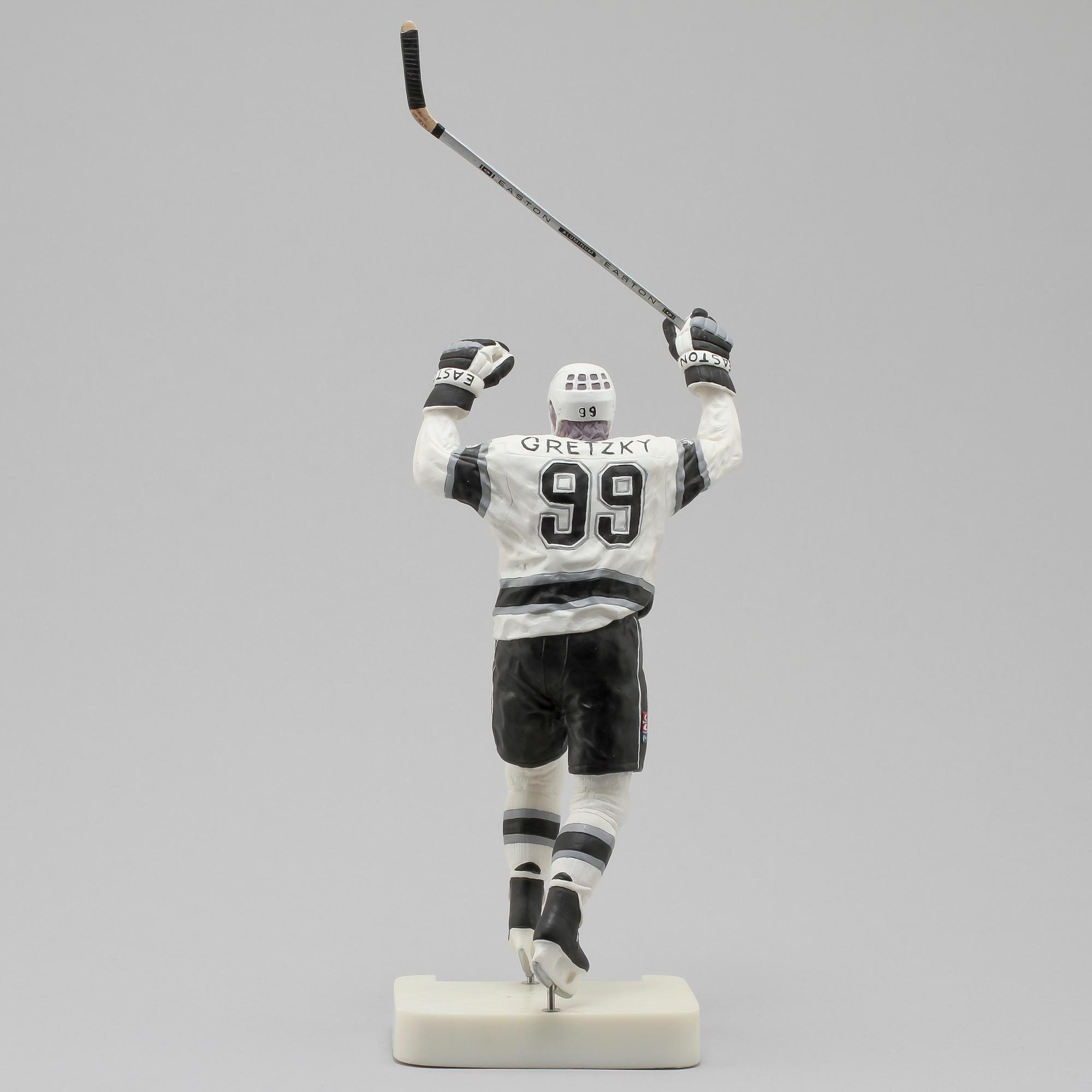 SKULPTUR, gjutmassa, av ishockeyspelaren Wayne Gretzky, signerad, daterad 99 och numrerad 20/99, Salvino Inc, U.S.A.