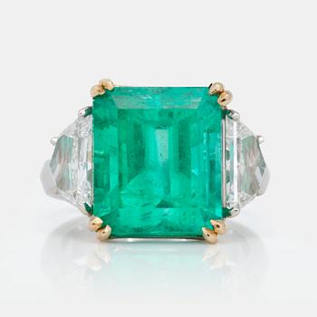 1255. A 8.11ct emerald ring with diamonds.