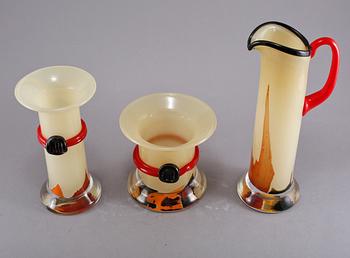 VASER, 2 st, samt KANNA, glas, Monica Backström, Kosta Boda, signerade, 1900-talets andra hälft.