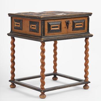 Schatull på benställning av Bruno Mathsson, Firma Karl Mathsson, Värnamo, 1933, samt 1700-tal.