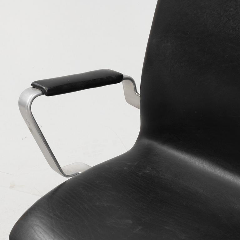 An 'Oxford' swivel officechair by Arne JAcobsen for Fritz Hansen dated 1988.