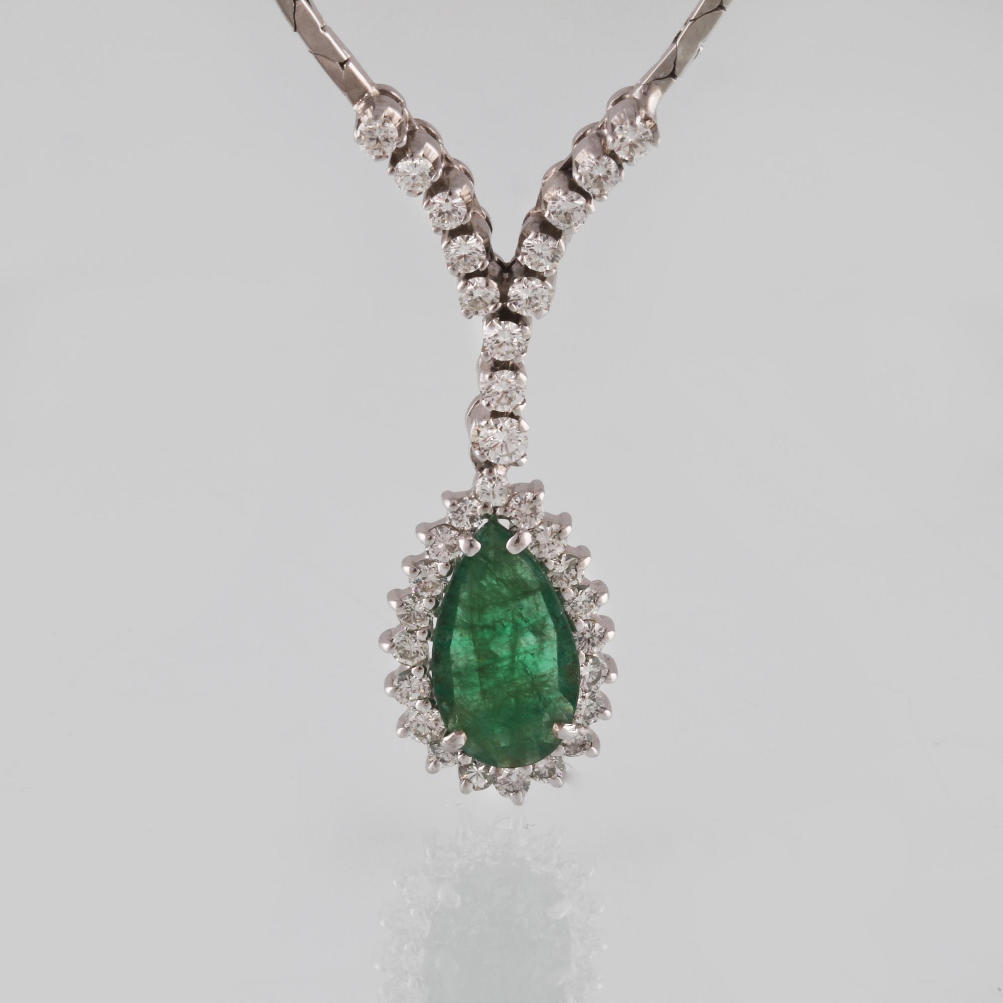 COLLIER, 18K vitguld med smaragd ca 2.52 ct samt briljantslipade diamanter ca 0.5p ct. Vikt 13,2 gram.