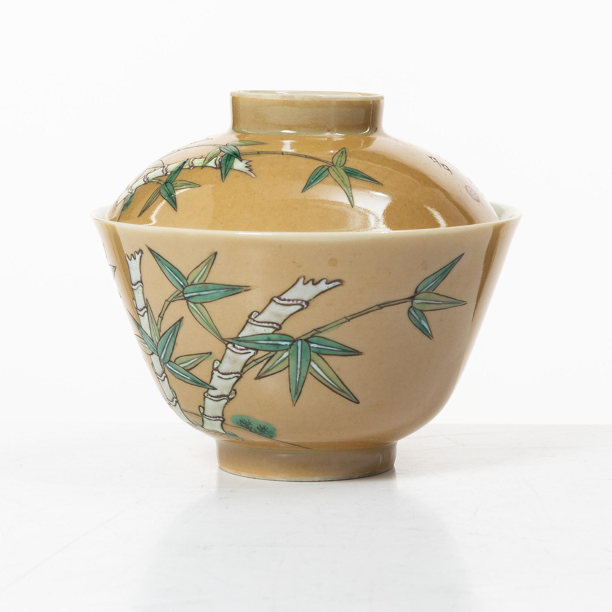 A porcelain cup with cover, 20th century, with the mark of Thongzhi.